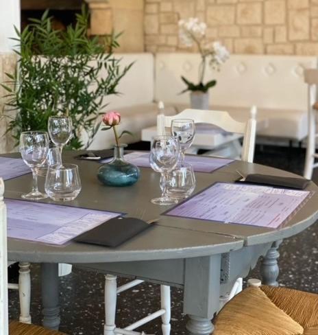 Hotel Restaurant La Plage Port-Saint-Louis-du-Rhone Exterior photo